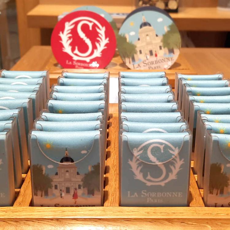 Essuie-lunettes et dessous de verre pour la boutique de la Sorbonne Paris